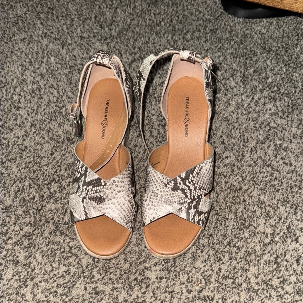 Treasure & Bond Black and Cream Sandals with Cross-Strap Design